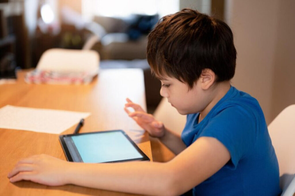 Negara Ini Hapus Pembelajaran Digital di Sekolah Siswa Dipaksa Kembali ke Buku dan Kertas, Kok Bisa?